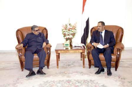 الدكتور / مجور لدى لقائه وزير شؤون المهاجرين الهندي