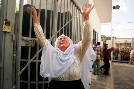 امراة فلسطينية تبكي مقتل ابنها