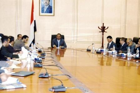 د. مجور اثناء ترأسة اجتماع لجنة التفاوض