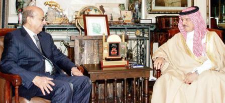 د. القربي لدى تسليمه ملك البحرين رسالة رئيس الجمهورية