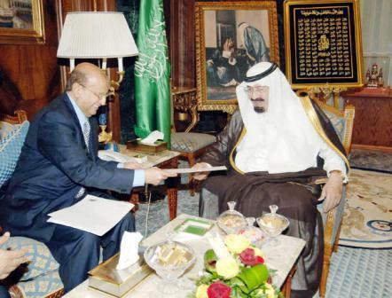 القربي يسلم رسالتين إلى العاهل السعودي  وأمير قطر