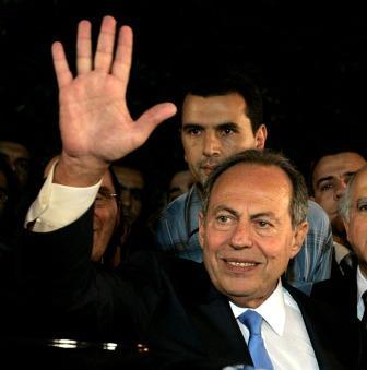 لحود مغادراً قصر الرئاسة