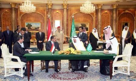 أثناء توقيع الاتفاقيات في الرياض أول أمس