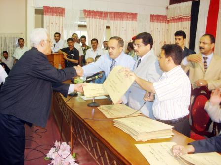 اثناء توزيع عقود ملكية الأراضي