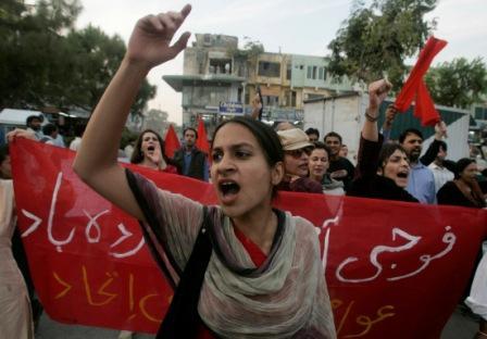 نساء باكستانيات يرفضن حالة الطوارىء