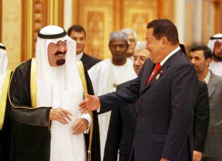 العاهل السعودي والرئيس شافيز وخلفهما إلى اليمين احمدي نجاد