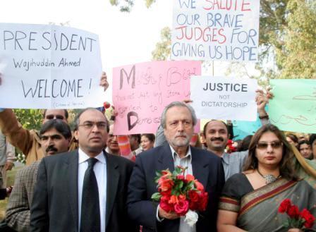 الشارع الباكستاني لايزال محتجاً على حالة الطوارىء