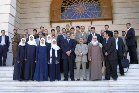 د. مجور مع اعضاء لجنة (التعليم للجميع)