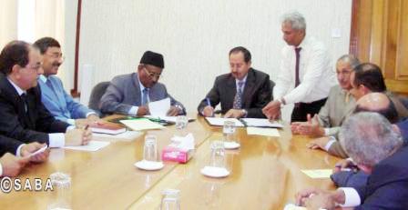 الأرحبي يوقع على الاتفاقية مع ممثل الصندوق العربي للإنماء