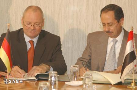 الأرحبي أثناء توقيع الاتفاقية مع الجانب الألماني