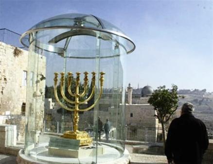 الشمعدان الذهبي الذي أقامه المتطرفون اليهود