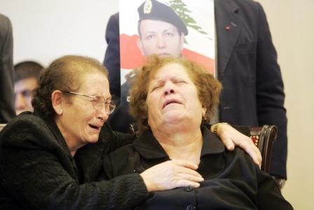 أم الشهيد فرانسوا الحاج تبكي ولدها