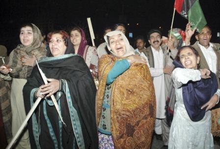 الشارع الباكستاني ينتحب على رحيل زعيمة المعارضة