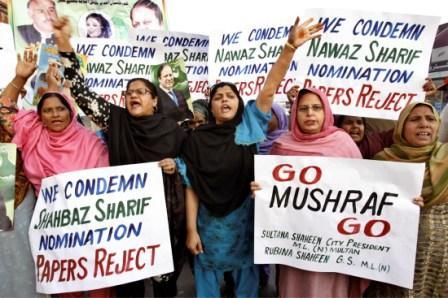 نساء مؤيدات لبوتو يواصلن الاحتجاج