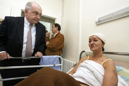 احدى المصابات تتلقى العلاج في المستشفى