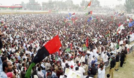 بوتو تلقي كلمتها امام الحشود في ملعب الكركيت