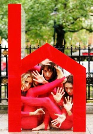 ثلاثة أشخاص تمكنوا من حشر أنفسهم داخل شكل يمثل منزلا في ساحة ليستر  سكوير في وسط لندن ضمن حركة احتجاج تنظمها مؤسسة “شيلتر” للاحسان  ضد اكتظاظ المنازل المخصصة للعائلات في بريطانيا