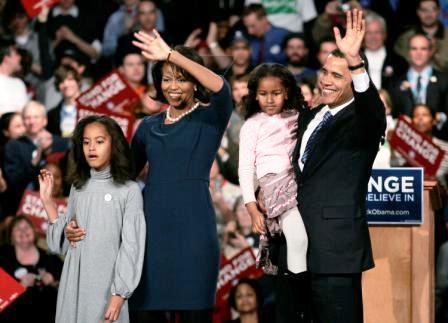 أوباما يحمل طفلته ويبشر بالتغيير حال الفوز