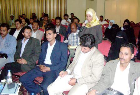 الزميلة ابتسام العسيري من صحيفة ( 14 أكتوبر ) تسأل الجفري في المؤتمر الصحفي