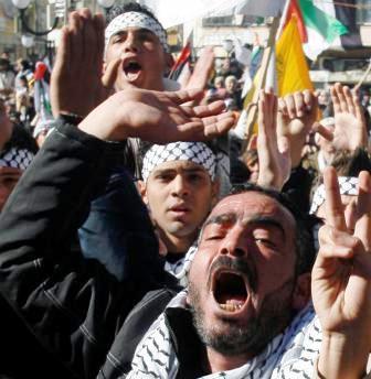 الشارع الفلسطيني يعلن غضبة على المجزرة الاسرائلية في غزة