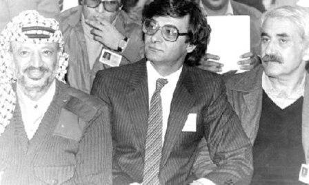 جورج حبش (من اليمين) وبجواره الشاعر الفلسطيني محمود درويش والزعيم الراحل ياسر عرفات