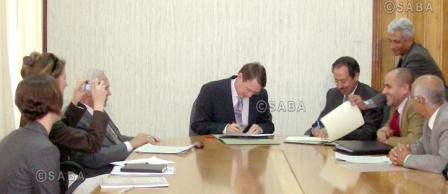 أثناء توقيع اتفاقية الشراكة اليمنية البريطانية