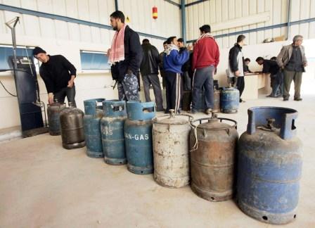الفلسطينيون في غزة يقفون طوابير لشراء الغاز
