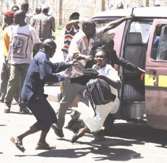 من مظاهر العنف بين انصار الرئيس والمعارضة