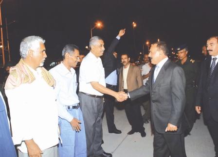 الرئيس لدى وصوله مطار المكلا