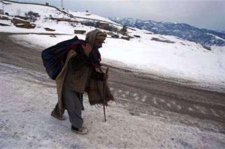 باكستاني يسير وسط الثلوج