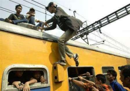 رجل يحاول أن يعتلي سطح قطار