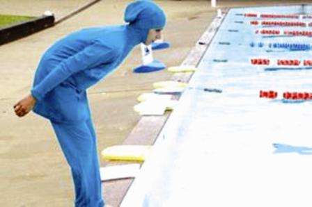 مسلمة ترتدي «المايو الشرعي»