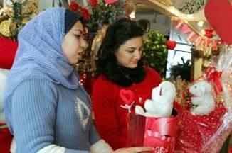 عراقيات يخترن هدية عيد الحب