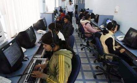 موظفون في مركز الاتصالات يقدمون خدمة دعم العملاء في مدينة شمال شرق الهند