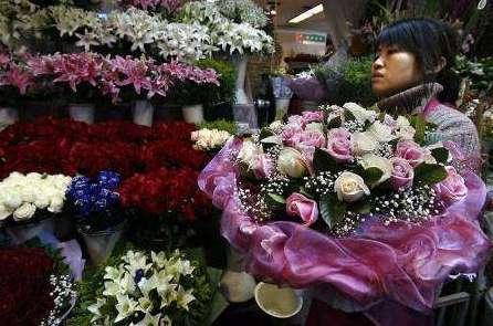 بائعة الزهور في بيكين تنتظر الزبائن الذين يكثرون في عيد الحب