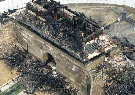 صورة التقطت من طائرة للبوابة الاثرية التي تعرضت لحريق في سول امس