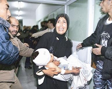 ام فلسطينية تبكي طفلها