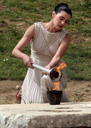 الممثلة اليونانية «ماريا نافبلويوتو» تشعل شعلة اولومبياد بكين 2008 من موقع الالعاب الاولومبية القديمة في اثينا امس .