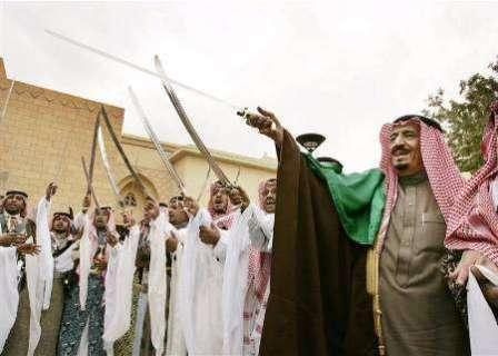 الأمير سلمان بن عبد العزيز شقيق العاهل السعودي يشارك في رقصة بالسيوف بالرياض