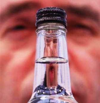 رئيس الوزراء البريطاني جولدن براون  ينظرالى زجاجة معبأة بالمياة