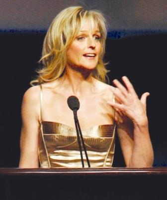 الممثلة و المخرجة هيلين هنت تتسلم جائزة الإخراج للعام 2008 في لاس فيجاس عن الفيلم (وأخيرا وجدتني) الذي أخرجته ومثلت فيه.