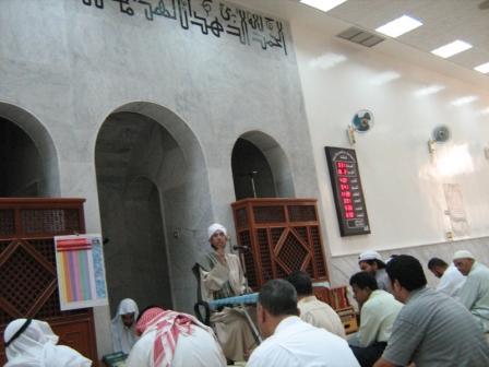 الشيخ أحمد في إحدى محاضراته بمسجد في دولة الكويت