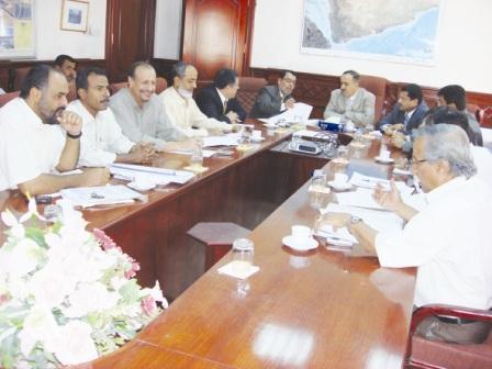 محافظ عدن أثناء اجتماعه مع لجنة معالجة قضايا الاستثمار