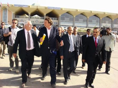 الوزير الهولندي لدى وصوله مطار عدن الدولي