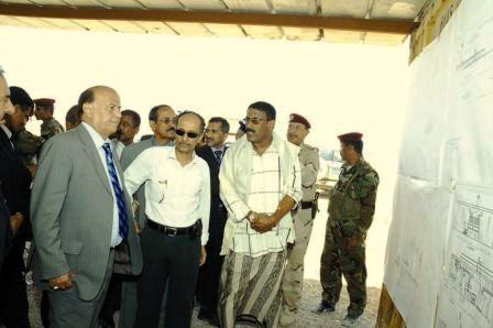 نائب الرئيس لدى تفقده أحد المشاريع في المكلا