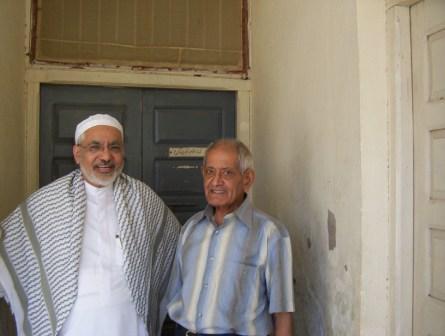 الفقيد الكبير مع الدكتور شهاب غانم في صورة تذكارية اخذت في عدن