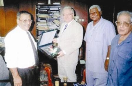 الفقيد مع الدكتور احمد  الهمداني ومصطفى راجمنار في احد مراسيم جامعة عدن