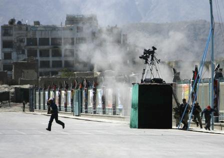 لحظة وقوع الانفجار في الصالة التي كان فيها كرزاي