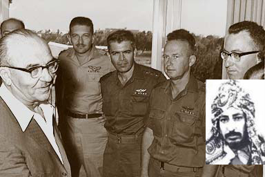 وايزمان (الثاني إلى اليسار) أثناء عمله قائداً لسلاح الجو الإسرائيلي وفي الإطار البدر