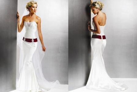 فستان زفاف من قماش ناصع البياض ممزوج بشريط أحمر اللون يعكس رقة جسمك في ليلة العمر.